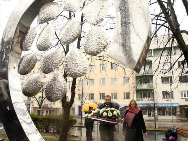 Delegacija Kabineta predsjednice položila vijenac (Foto: RTRS)