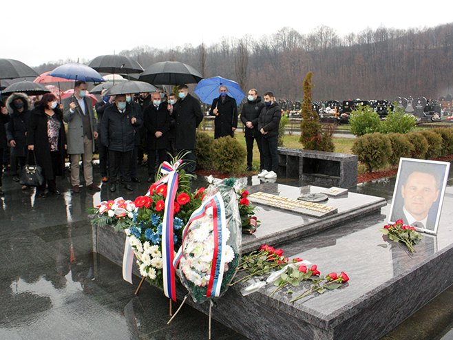 Модрича: Положени вијенци на споменик Јелићу Модрича: Положени вијенци на споменик Јелићу - Фото: СРНА