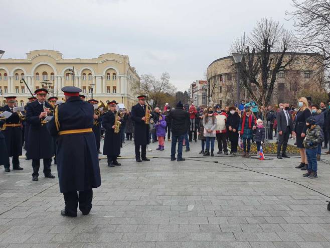 Жељка Цвијановић са дјецом и оркестром - Фото: РТРС