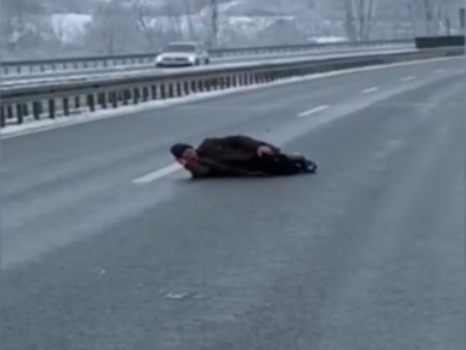 Мушкарац лежи на ауто-путу "Милош Велики" (аутор: Урош Миросавић/РТС) - 