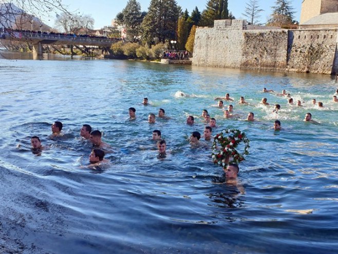 Trebinje - plivanje za Časni krst (Foto: trebinjelive.info) 