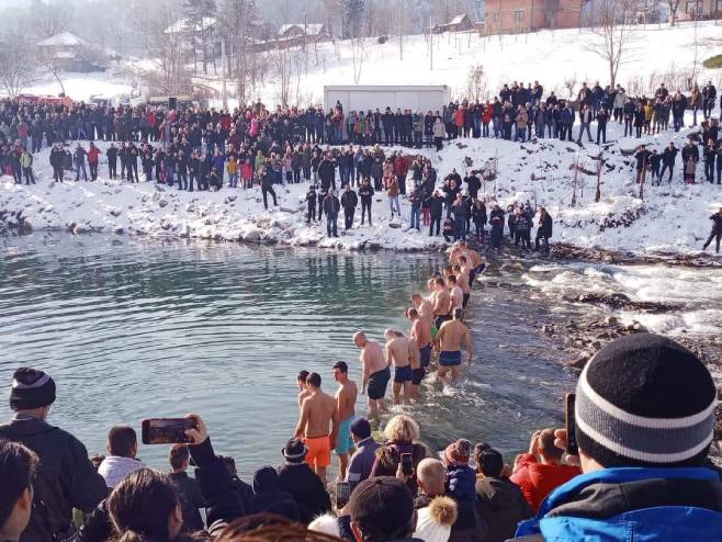 Kotor Varoš: Plivanje za Časni krst (Foto: Fejsbuk/Glas Kotor Varoša)