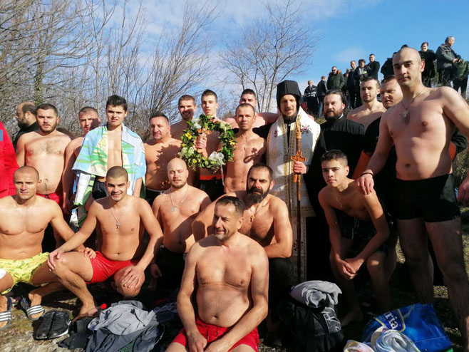 Мостар: Пливање за Часни крст Мостар: Пливање за Часни крст - Фото: СРНА