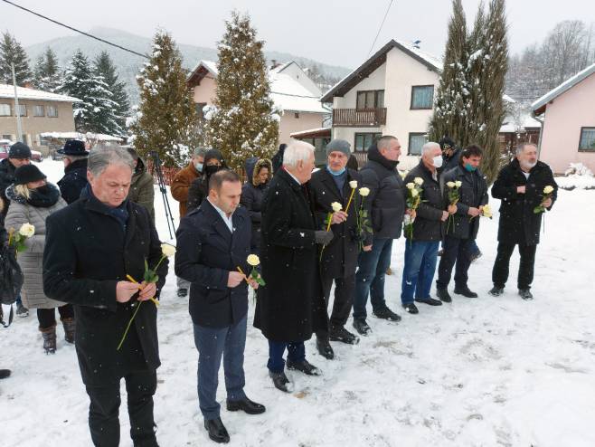 Prva komemoracija ispred koncentracionog logora "Silos" u Tarčinu (Foto: SRNA)