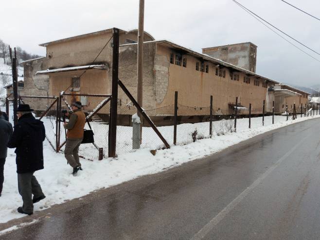 Prva komemoracija ispred koncentracionog logora "Silos" u Tarčinu (foto: SRNA)