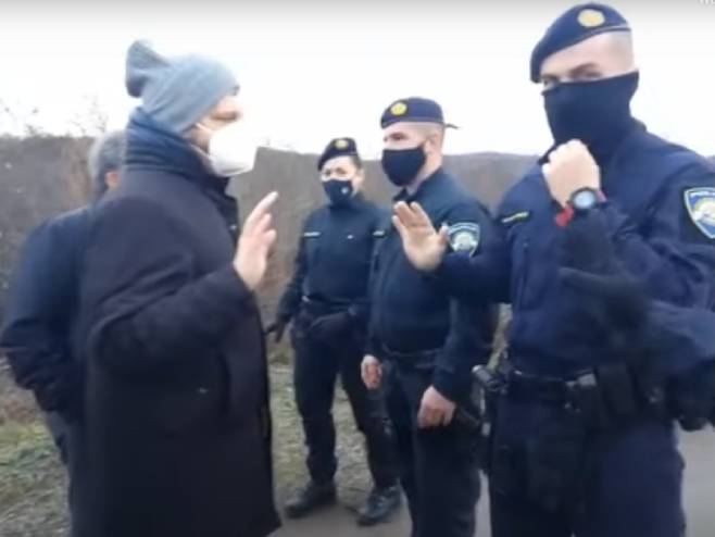Хрватска полиција и званичници ЕУ на граници с БиХ (Фото: AVVENIRENEI) - Фото: Screenshot/YouTube