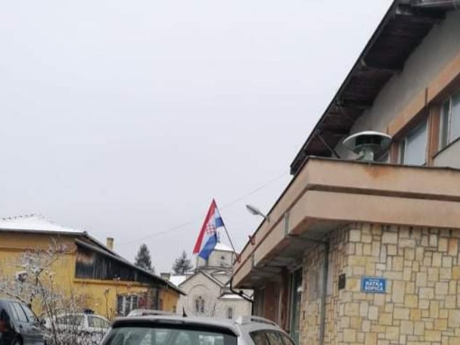 Дрвар: Застава Херцег Босне на згради Полицијске управе - Фото: РТРС