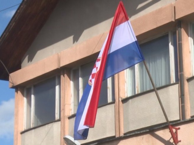 Дрвар: Застава Херцег Босне на згради Полицијске управе - Фото: РТРС