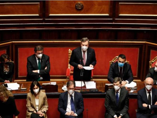 Марио Драги (у средини) у Парламенту Италије - Фото: AFP