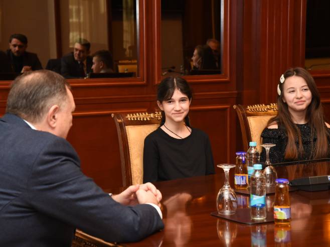 Додик угостио глумце из Српске који играју у филму "Дара из Јасеновца" Додик угостио глумце из Српске који играју у филму "Дара из Јасеновца" - Фото: РТРС