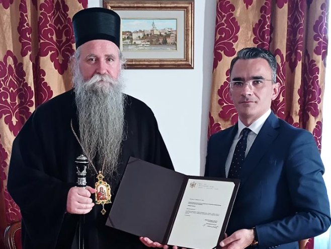 Лепосавић уручио признање епископу Јоаникију (фото: eparhija.me) - 
