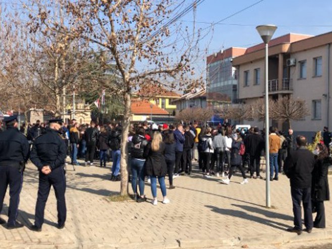 Протести средњошколаца у Грачаници Протести средњошколаца у Грачаници - Фото: РТС