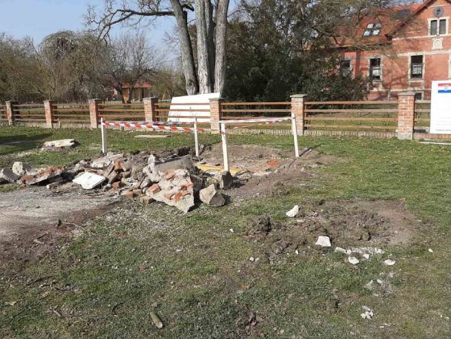 Носковачка Дубрава - срушен споменик козарској дјеци (Фото: portalnovosti.com) Носковачка Дубрава - срушен споменик козарској дјеци (Фото: portalnovosti.com) -