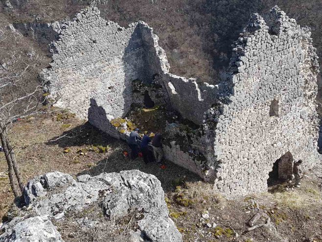 Radna akcija na Visuć gradu (Foto: Srna)