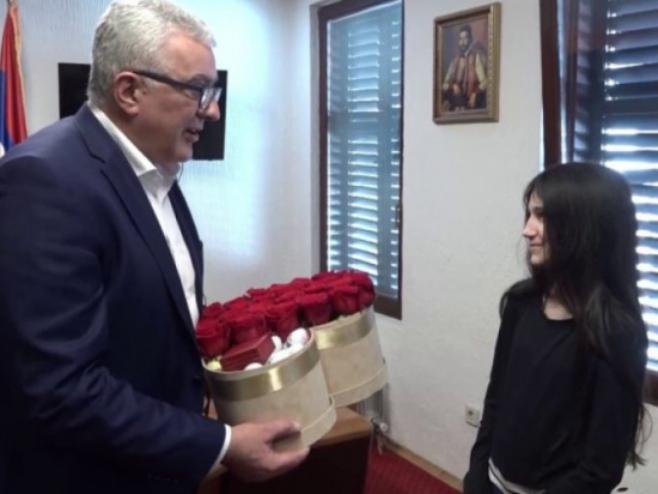 Златник Светог Василија Острошког за Биљану Чекић (фото: atvbl.com) Златник Светог Василија Острошког за Биљану Чекић (фото: atvbl.com) -