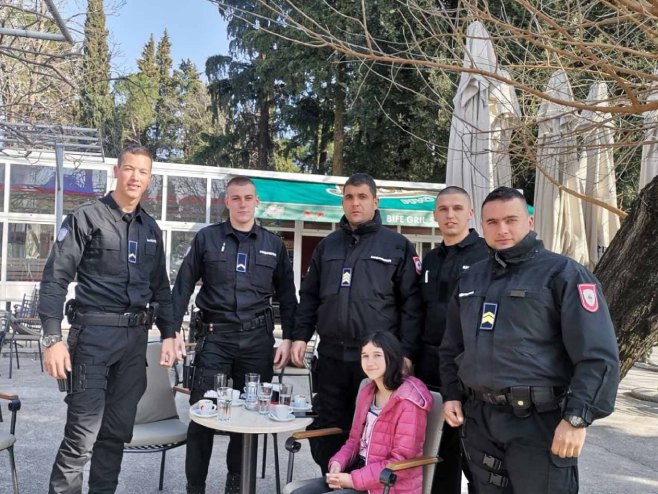 Припадници Жандармерије ПУ Требиње са Биљаном Чекић (фото: МУП Српске) Припадници Жандармерије ПУ Требиње са Биљаном Чекић (фото: МУП Српске) -