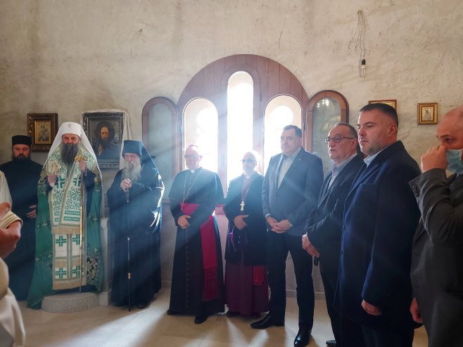 Додик са патријархом Порфиријем у Манастиру Јасеновац Додик са патријархом Порфиријем у Манастиру Јасеновац - Фото: РТРС