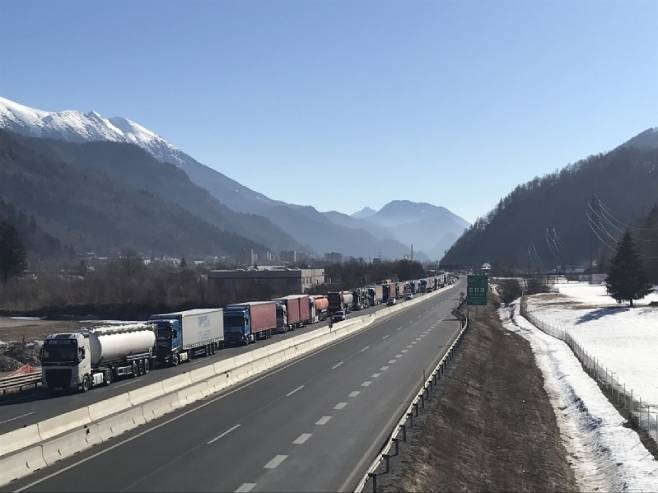 Колоне на граничном прелазу између Словеније и Аустрије (Фото: Петра Млакар) - 