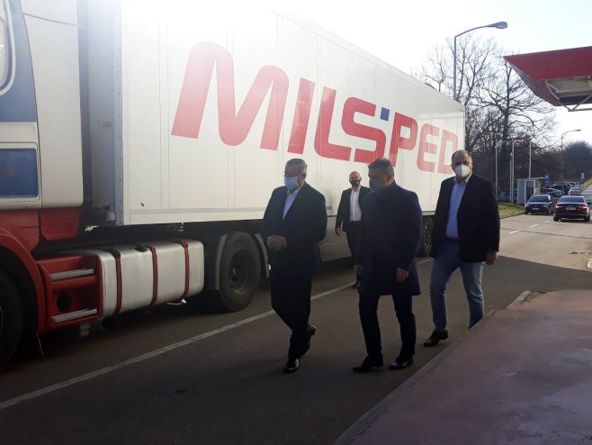 Radovan Višković i Alen Šeranić dočekali vakcine Sputnjik (Foto: Srna) Radovan Višković i Alen Šeranić dočekali vakcine Sputnjik (Foto: Srna)