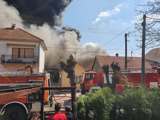 Požar u Inđiji (foto: RTV (Marko Kalinić)) 