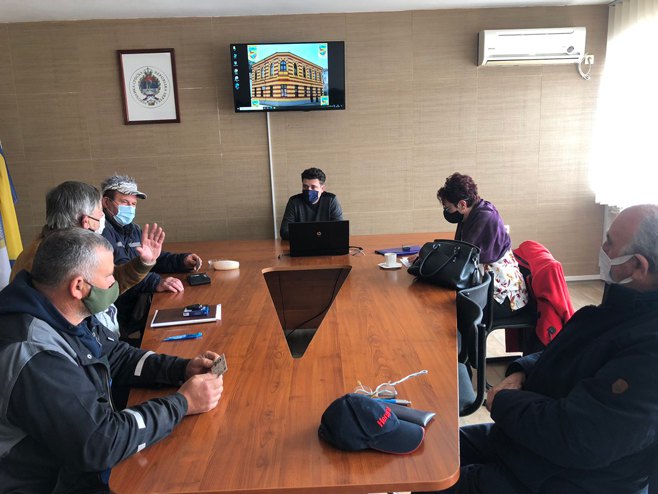 Никола Јањетовић са представницима Федералног министарства расељених особа и избјеглица Никола Јањетовић са представницима Федералног министарства расељених особа и избјеглица - Фото: РТРС