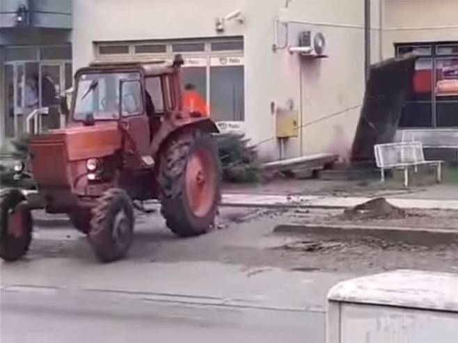 Трактором срушили споменик: "Ево вам четници" Трактором срушили споменик: "Ево вам четници" - Фото: nezavisne novine