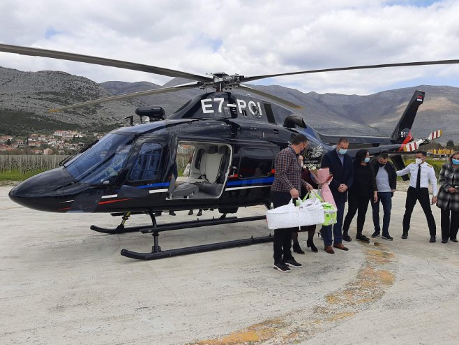 Bračni par Vukičević sa blizancima stigao u Trebinje (Foto: RTRS)