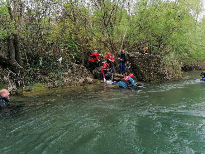 Извлачење тијела из Неретве (фото: ISS Mostar / GSSuBiH)) - 