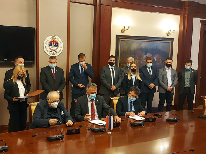 Топић, Дакић и Станковић потписали Уговор Топић, Дакић и Станковић потписали Уговор - Фото: СРНА