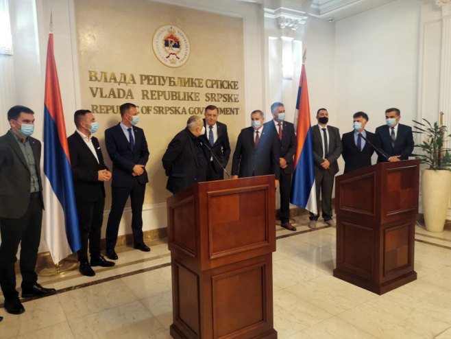 Додик са представницима предузећа "Аутопутеви Републике Српске" и "Интеграл инжењеринг" Додик са представницима предузећа "Аутопутеви Републике Српске" и "Интеграл инжењеринг" - Фото: СРНА