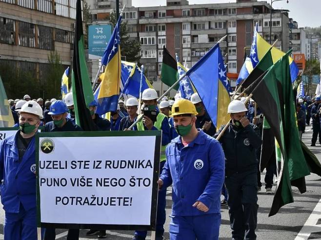 Протест рудара испред зграде Владе ФБиХ Протест рудара испред зграде Владе ФБиХ - Фото: klix.ba