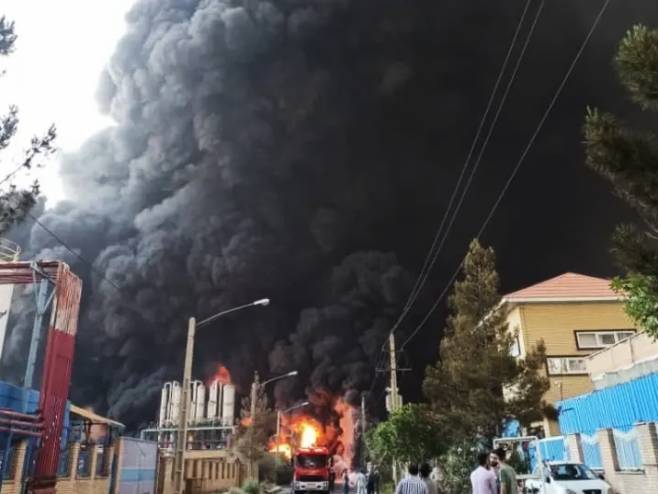 Пожар у фабрици хемије Моваледан у иранском граду Ком (Фото:  TASNIM NEWS AGENCY) - 