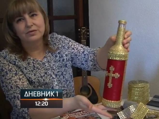 Сузана обичне флаше претвара у мала ремек дјела - Фото: РТРС