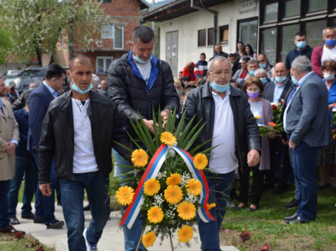Лопаре - откривен споменик за 13 погинулих бораца Лопаре - откривен споменик за 13 погинулих бораца - Фото: СРНА