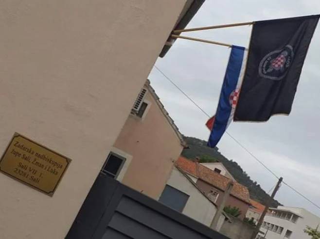Застава ХОС на згради Жупе Сали (Фото: zadarski.slobodnadalmacija.hr) - 