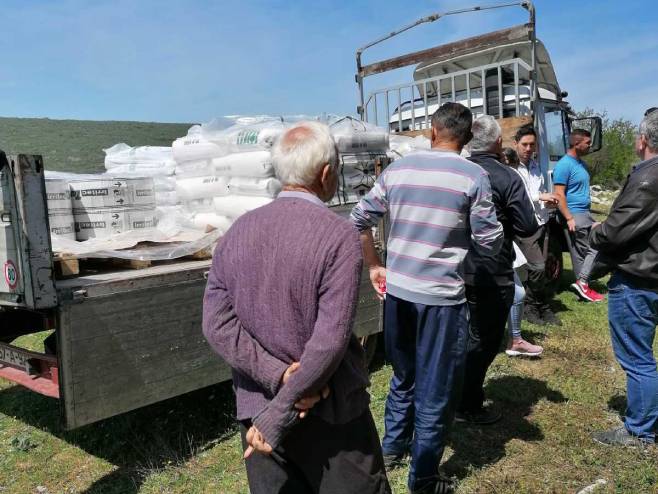 Љубиње: Подијељени стартап пакети пољопривредницима Љубиње: Подијељени стартап пакети пољопривредницима - Фото: СРНА