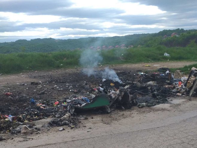 Запаљени контејнери у насељу Дракулић - Фото: РТРС