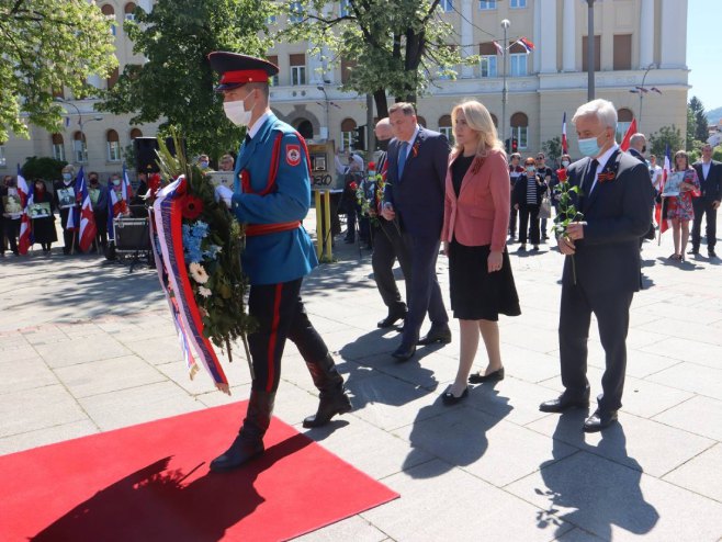 Полагање вијенаца Полагање вијенаца - Фото: РТРС