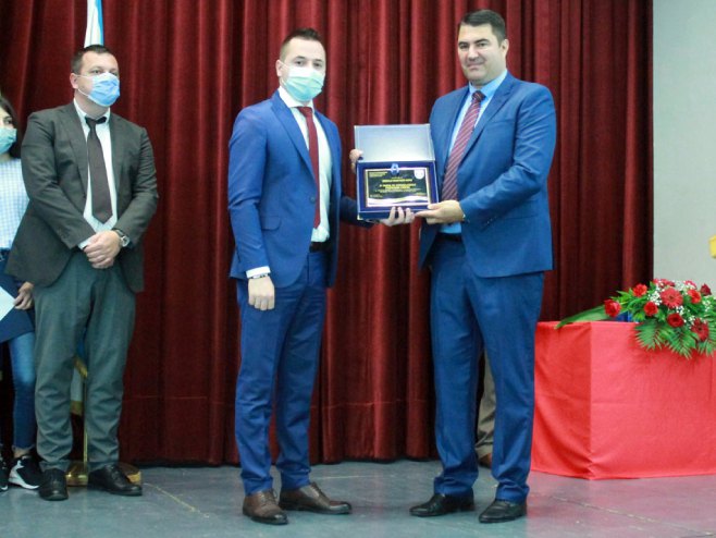 Повеља општине Фоча Заводу за запошљавање Српске Повеља општине Фоча Заводу за запошљавање Српске - Фото: СРНА