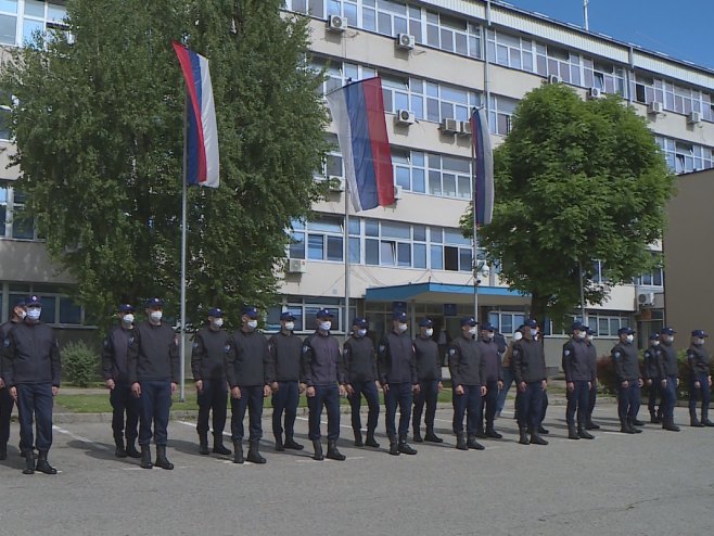 Промовисани кадети 22. класе Полицијске академије и 8. класе САЈ Промовисани кадети 22. класе Полицијске академије и 8. класе САЈ - Фото: РТРС