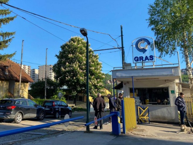 Радници штрајкују у кругу предузећа (фото: A. Ovčina) Радници штрајкују у кругу предузећа (фото: A. Ovčina) -