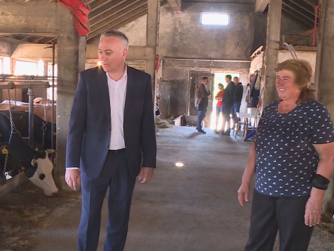 Пашалић посјетио фарму музних крава Винке Савић Пашалић посјетио фарму музних крава Винке Савић - Фото: РТРС