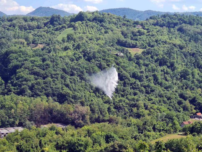 Хеликоптери Војске Србије гасе пожар у чачанској "Слободи" (фото: mod.gov.rs) - 