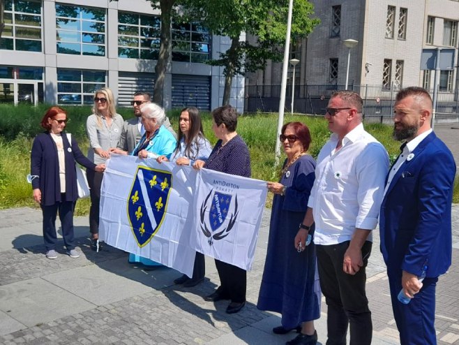 Ратне заставе Армије БиХ у Хагу Ратне заставе Армије БиХ у Хагу - Фото: РТРС