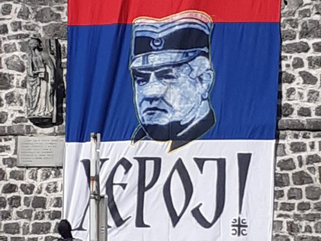 Требиње:Тробојка са ликом Ратка Младића Требиње:Тробојка са ликом Ратка Младића - Фото: РТРС