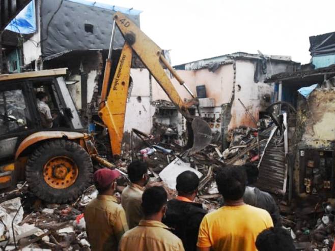 Индија: Најмање 11 мртвих у рушењу зграде (Фото: Satish Bate/HT photo) - 