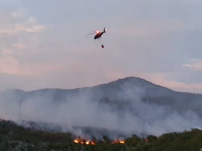 Требиње - Хеликоптер гаси пожар - Фото: Screenshot