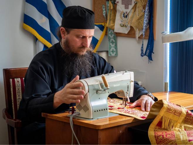 Episkop Sergije za mašinom za šivanje (Foto: RTRS)