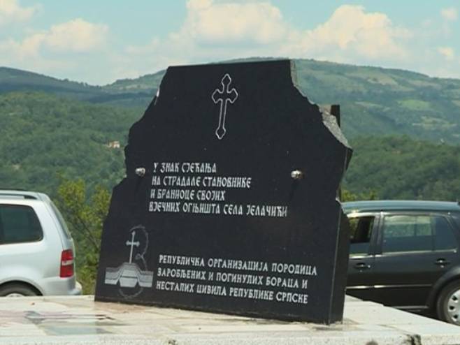 Оскрнављена спомен-плоча у селу Јелачићи код Кладња - Фото: РТРС