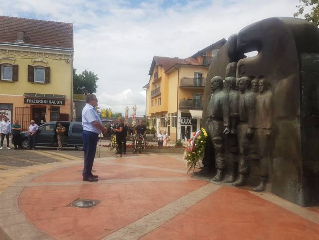 Градоначелник Дервенте Милорад Симић положио вијенац - Фото: РТРС